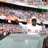 Le président ivoirien Alassane Ouattara a été accueilli comme une rock star par ses partisans dans un stade d'Abidjan. KEYSTONE/EPA/LEGNAN KOULA